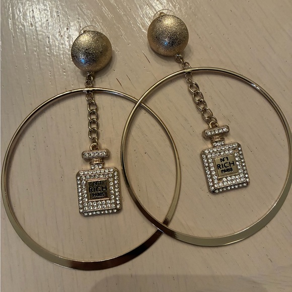Jewelry - Rich large hoops pierced earrings